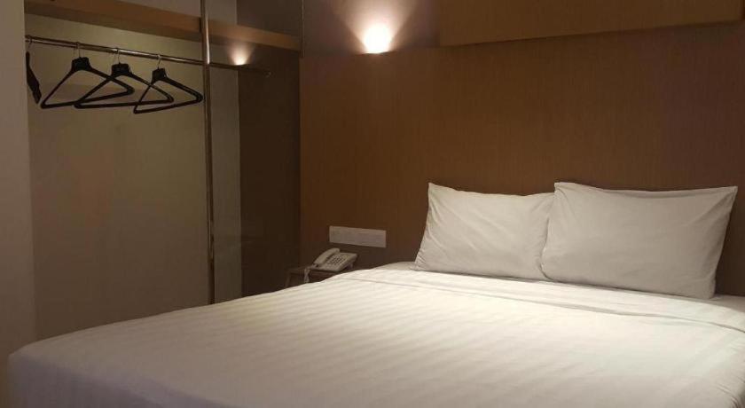 Kharisma Hotel 마디운 외부 사진
